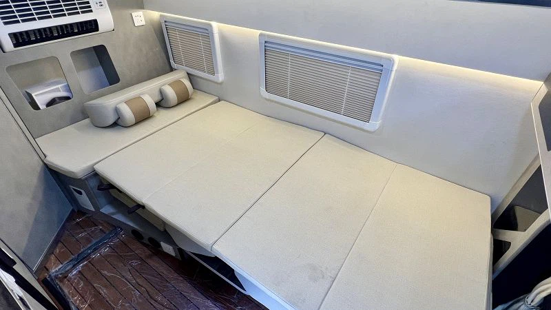 1 vertical bed of Star Boundless MAXUS Pop-top Roof 4WD RV002 1 vertical bed of Star Boundless MAXUS Pop-top Roof 4WD RV002
